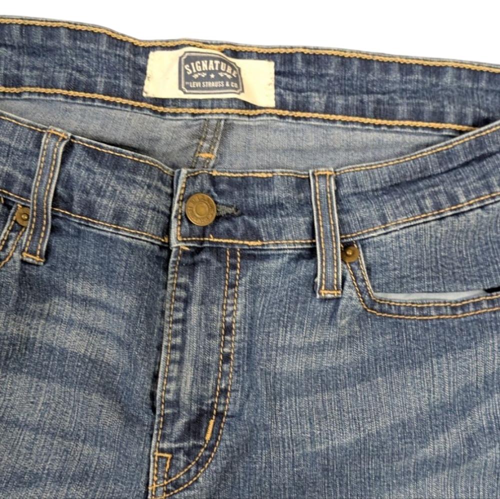 Levi's Blue Jeans Cropped Style - Picture 5 of 6